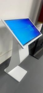 Totem Multimediale altezza uomo bianco